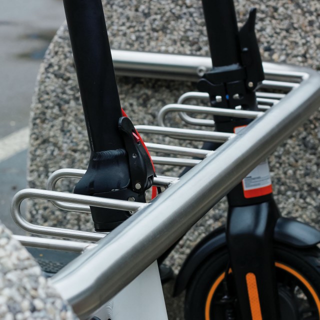 Stojalo za skiroje Linia