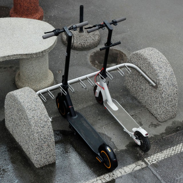 Stojalo za skiroje Linia